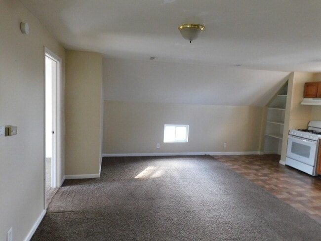 Building Photo - Private Entry Upper Unit Duplex