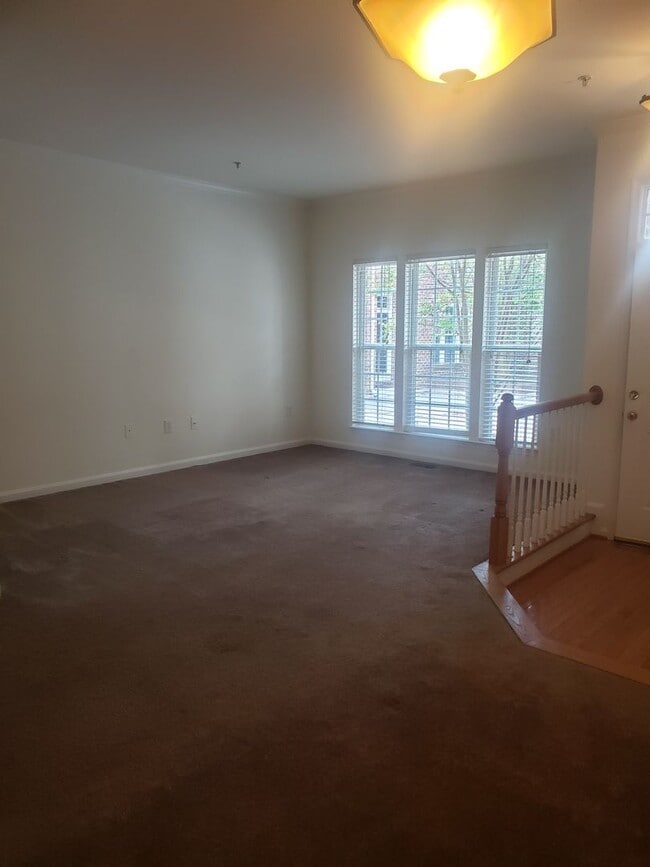 Building Photo - Gorgeous 3 Bedroom 3.5 Bathroom Brick Town...