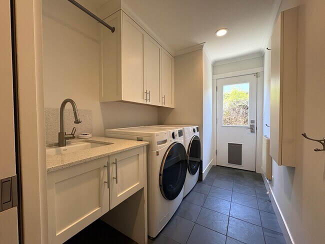 Building Photo - Spacious 5BR/3.5BA Palo Alto Home with Gourmet Kitchen & Large Backyard