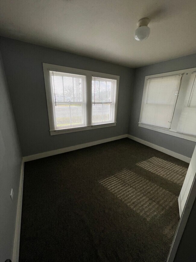 Building Photo - Cute, bayouside, 3-bedroom home
