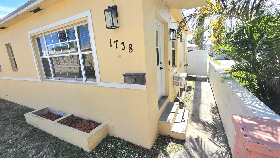 Building Photo - 1738 Dewey St