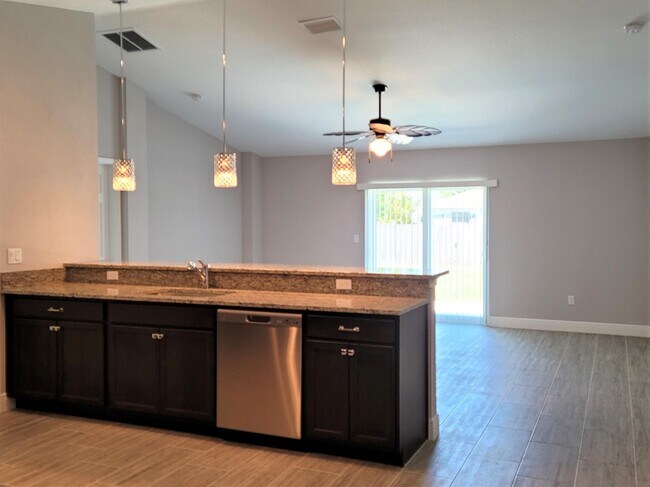 Building Photo - 459 SW Paar Dr