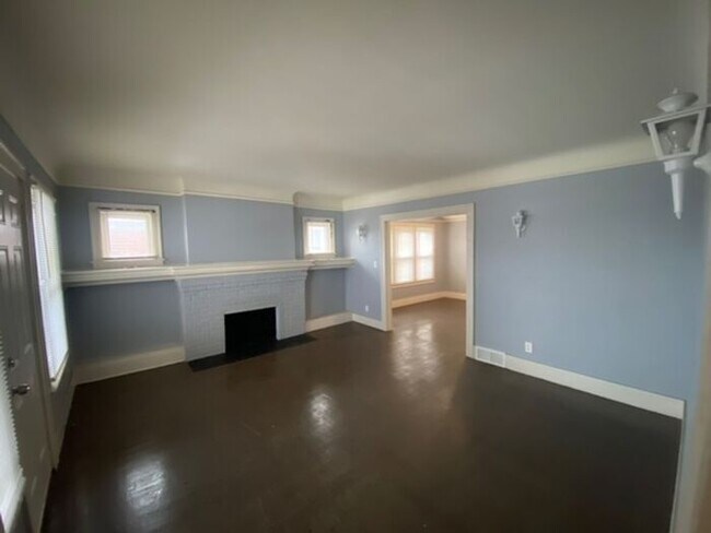 Building Photo - Huge 3 bedroom Accepting Section 8- NO DEPOSIT