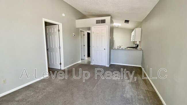 Building Photo - 417 E Thoroughbred St