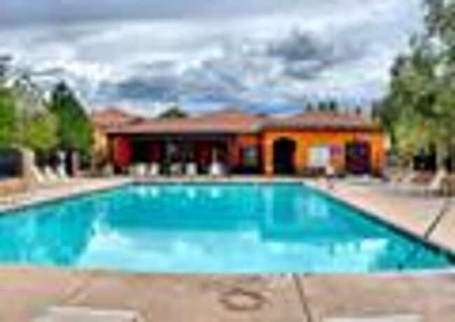 Building Photo - 3 bedroom 2.5 bathroom Townhome