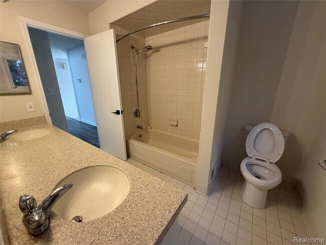 Building Photo - 48 Webb Ave