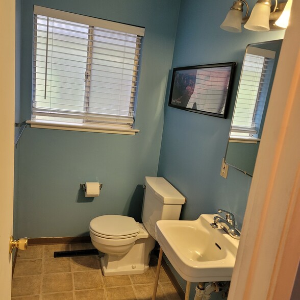 Building Photo - 1726 Crescent Dr