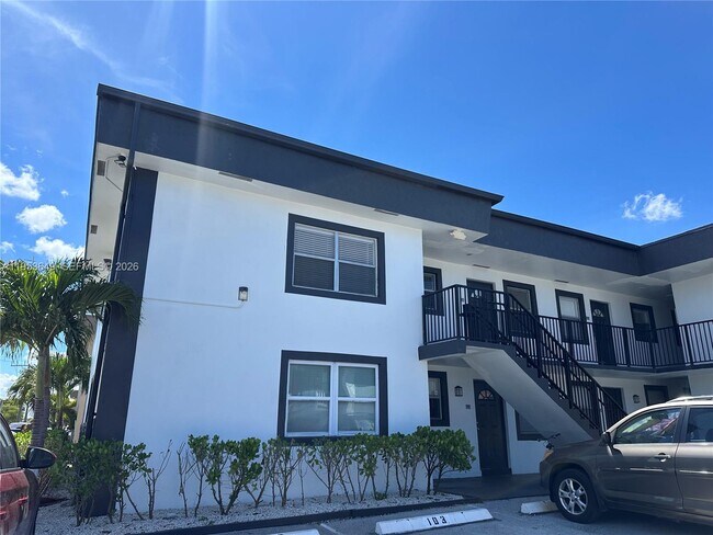 Building Photo - 5841 SW 36th Ct