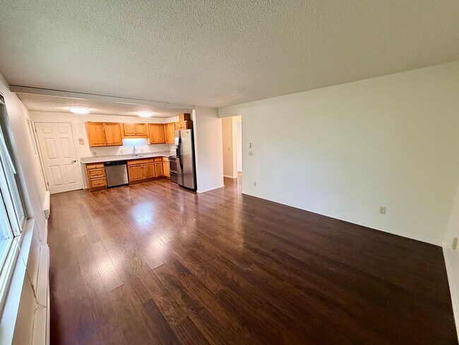Building Photo - Updated Top Floor 2-Bed with Washer/Dryer,...