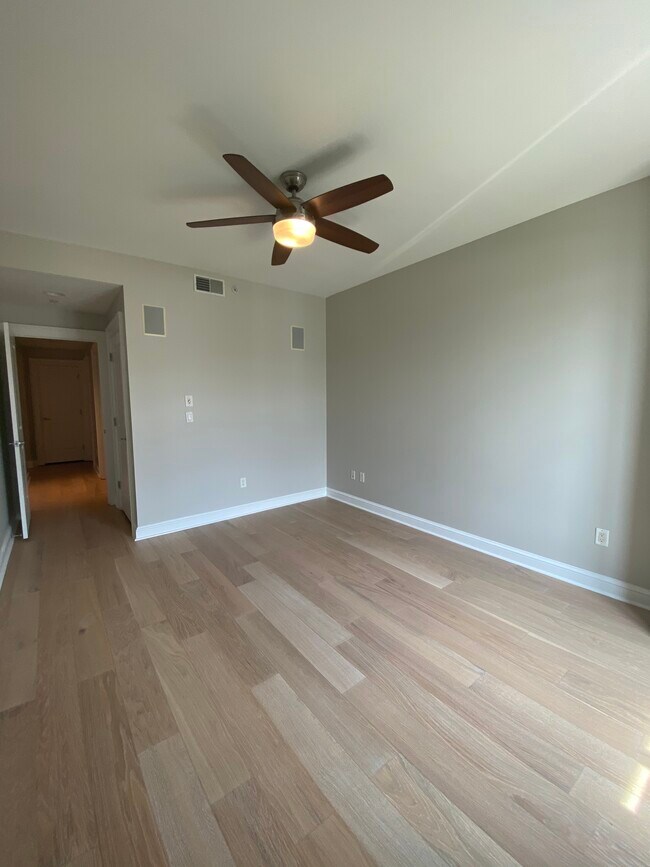 Building Photo - 250 Park Avenue W NW