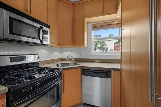 Building Photo - 1100 Venetian Way