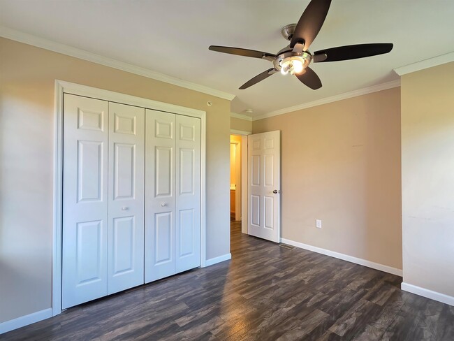 Building Photo - 4 Rock Point Rd