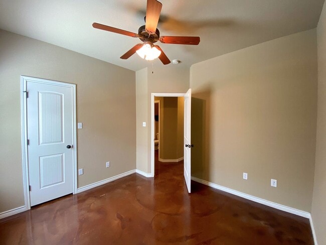 Building Photo - 4  Bedroom Single Famly Home Available Now!