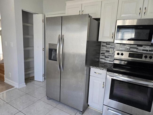 Building Photo - 4768 SW 14th Ct