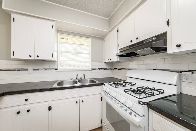 Building Photo - 2 Bedroom Apt. in Prime Location - Newly R...