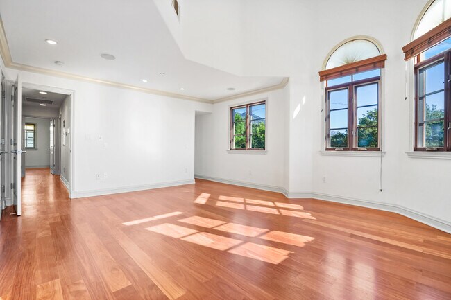 Building Photo - 985 N Michillinda Ave