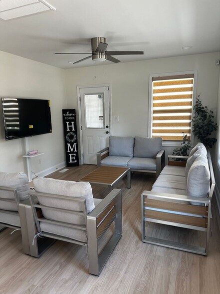 Building Photo - 1211 West Dr