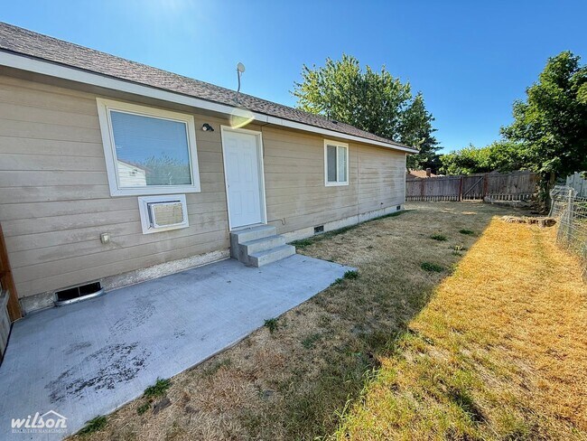 Building Photo - 1215 Arkansas Ave