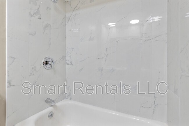 Building Photo - 9951 Chateau Roi Dr