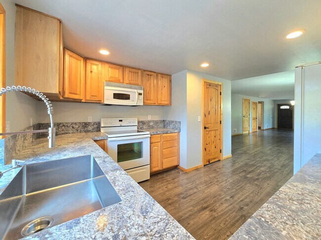 Building Photo - 3 Bedroom Home in Marysville Now Available!