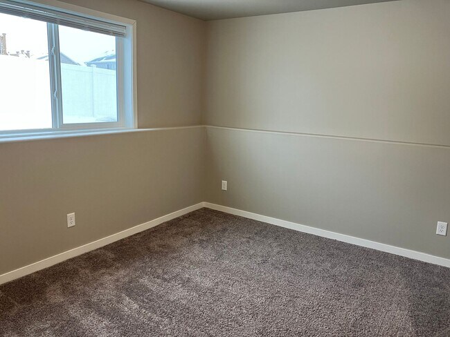 Building Photo - 4 Bed 2.5 Bath Single Family Home