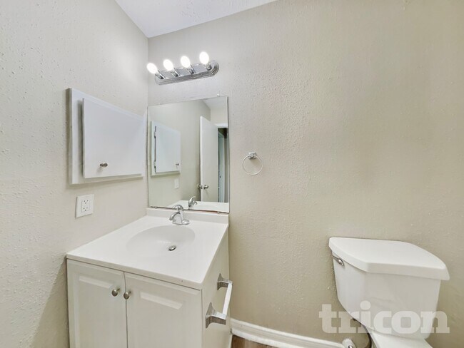 Building Photo - 2013 Greenwood Dr