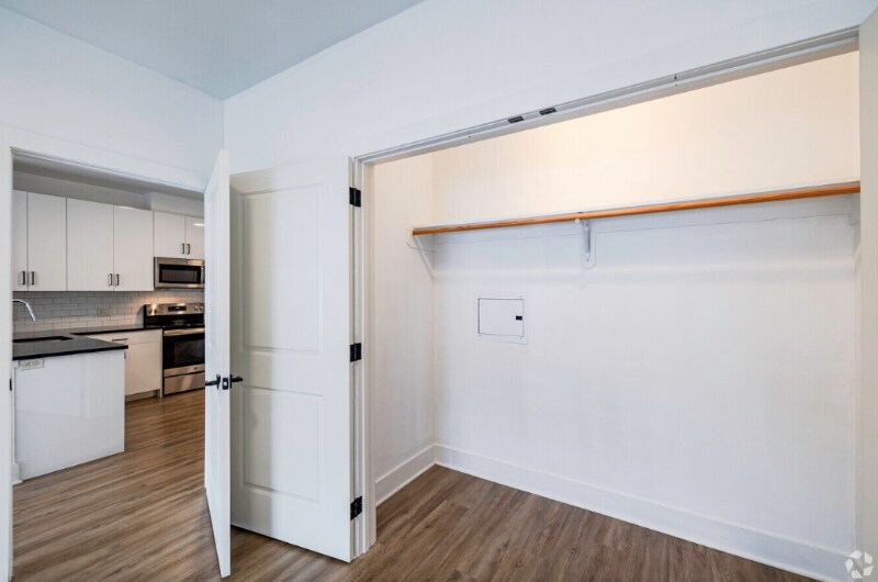 Building Photo - 21 Lakeside Ave