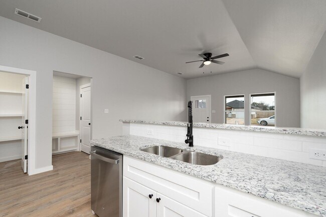 Building Photo - Move-In Ready Gem with No Application Fee!