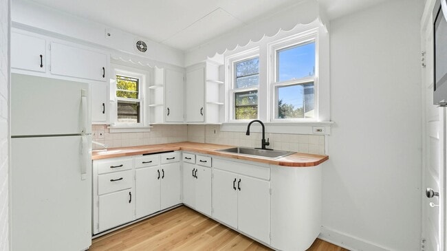 Building Photo - NEW LISTING! 2 Bedroom home!