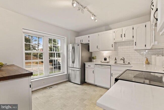 Building Photo - 5823 Berkshire Ct