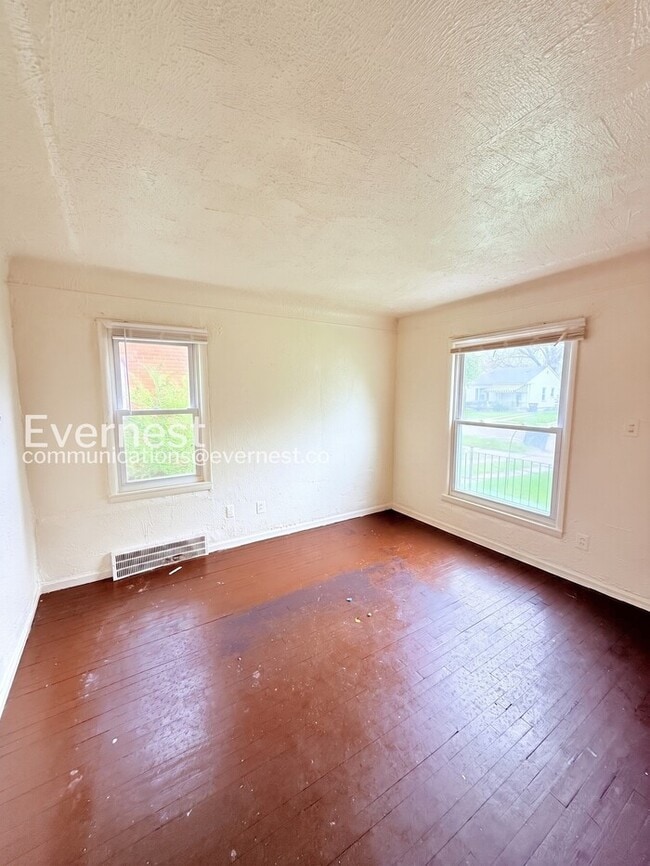 Building Photo - 18659 Shaftsbury Ave