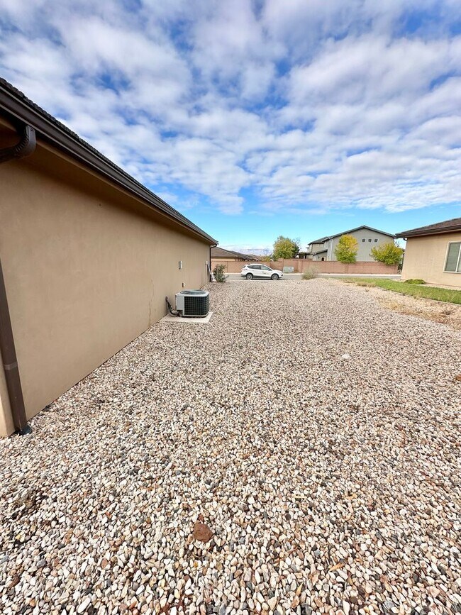Building Photo - Desert Canyon Home!