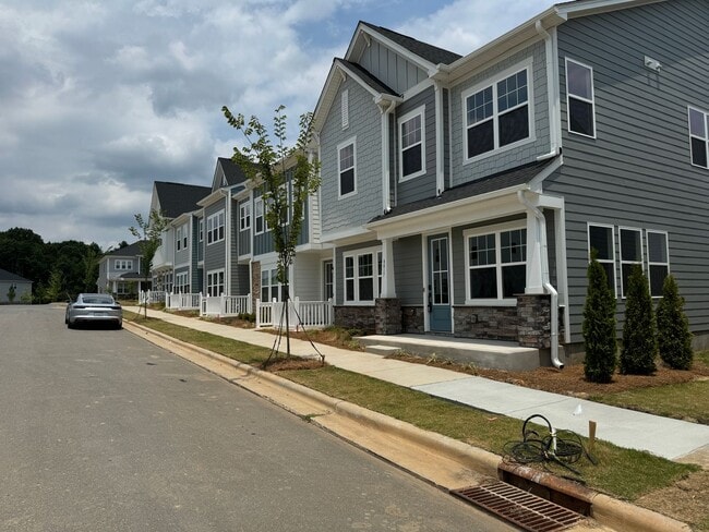 Building Photo - Built in 2024 End Unit with very convenien...