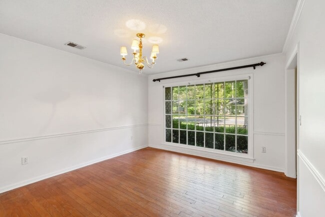 Building Photo - 3BR/2BA Home with Fireplace and Fenced Yar...