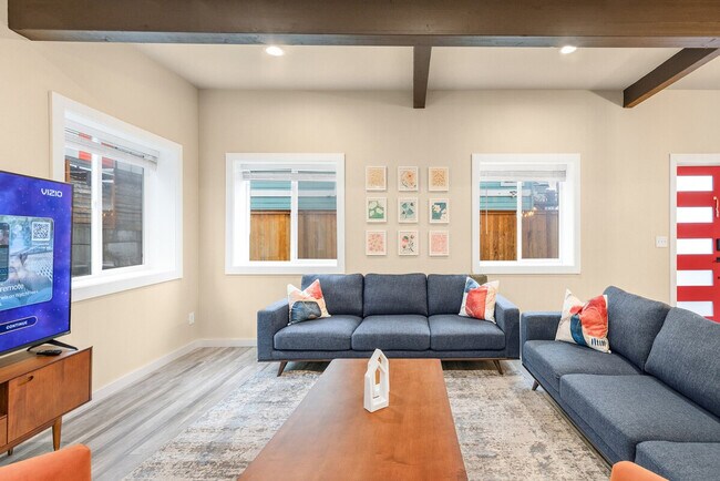 Building Photo - 917A 17th Ave