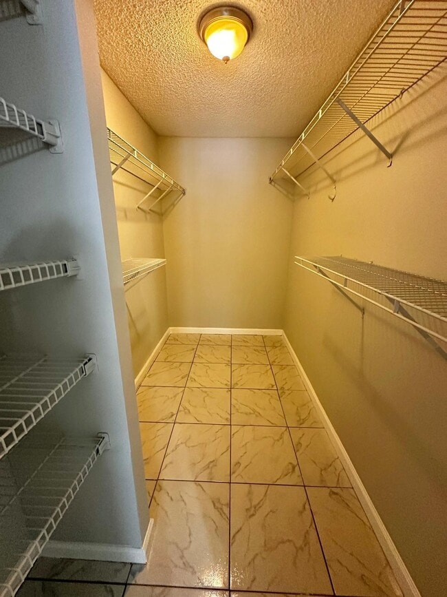 Building Photo - 4158 Inverrary Dr