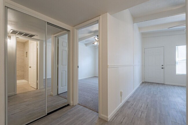 Building Photo - Updated townhome near Central Phx/Biltmore!