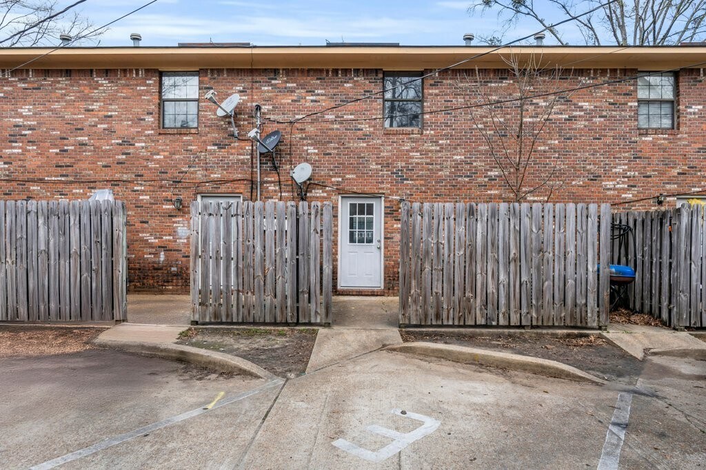 Building Photo - 452 W Broad St