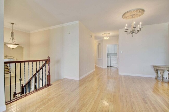 Building Photo - 459 Pinnacle Way