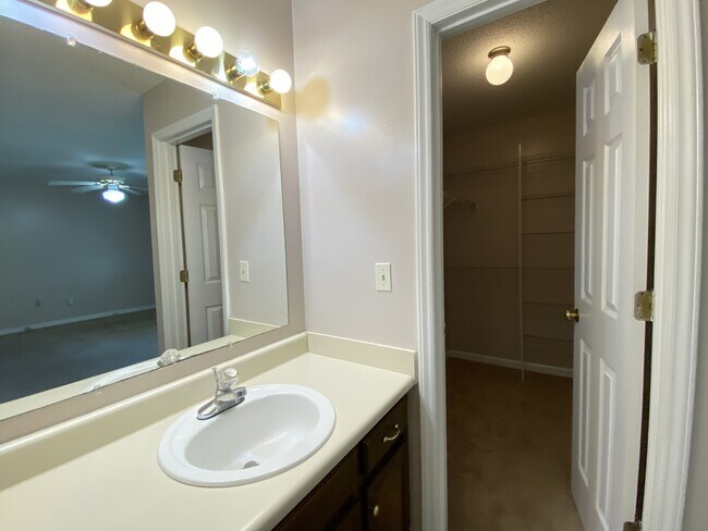 Building Photo - 21 Pineridge Dr