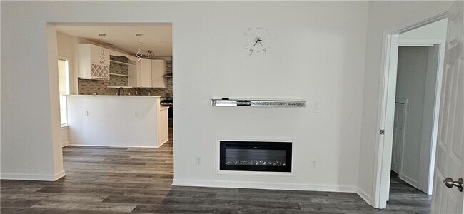 Building Photo - 647 Maple Grove Way