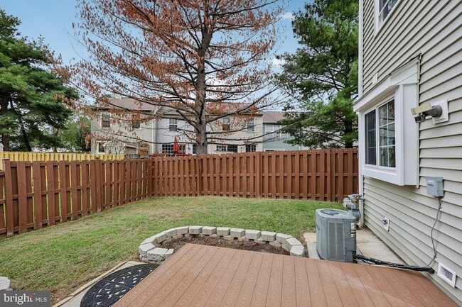 Building Photo - 6561 Old Carriage Ln