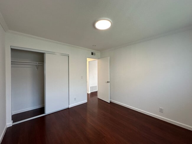 Building Photo - Updated 2 Bed / 1 Bath - Ground Floor Condo - Commuter-Friendly Location