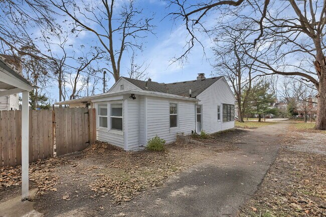 Building Photo - Elegant College Avenue Residence in a Prime Columbus Location