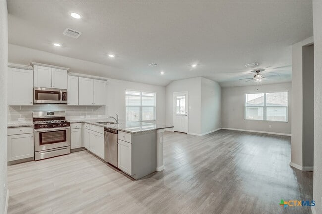 Building Photo - 1945 Redstart