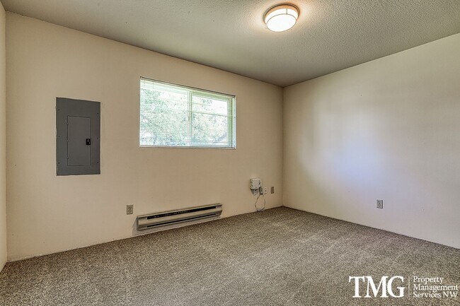 Building Photo - 2 Bedroom Duplex W/ attached garage in Was...