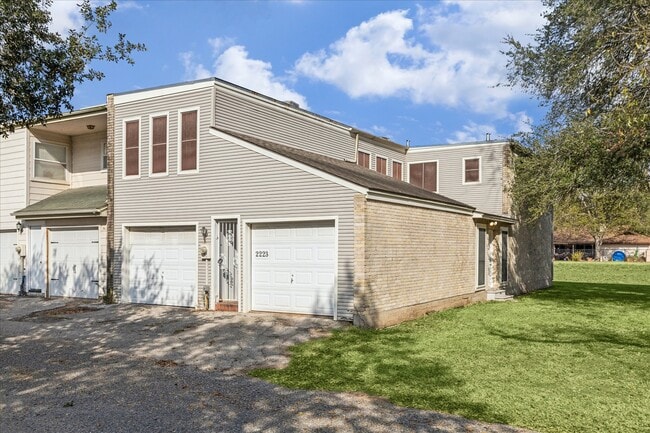 Building Photo - 2223 Par Ln