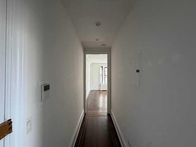 Building Photo - 166 W 72nd St