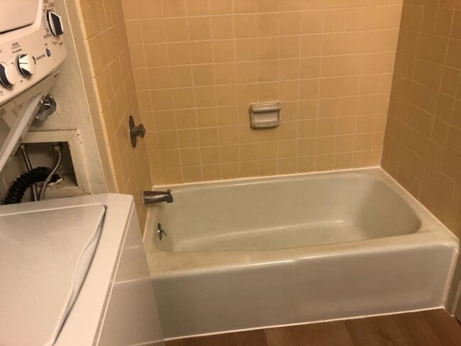 Building Photo - Citron Villa, 1 bdrm, 1 bath, 1 covered pk...