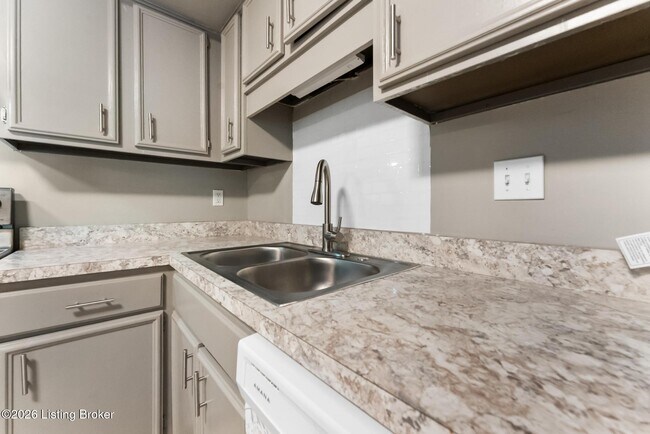 Building Photo - 320 Highwood Dr